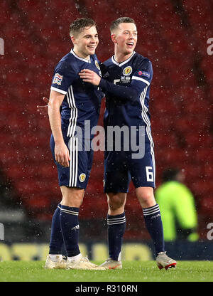 Scozia James Forrest (sinistra) e Callum McGregor celebrare la vittoria dopo la UEFA lega delle nazioni, gruppo C1 corrisponde all'Hampden Park, Glasgow. Foto Stock