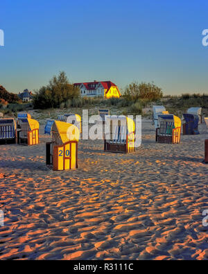 Spiaggia la sera con sdraio in spiaggia al sole. Ahlbeck, Germania Foto Stock
