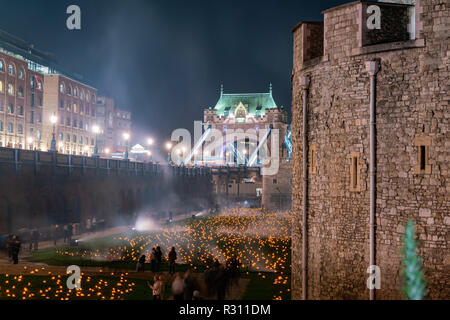 Il Tower Bridge e l'evento speciale al di là di approfondimento ombra alla Torre di Londra, Regno Unito Foto Stock