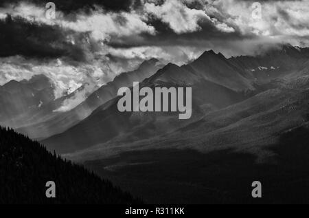 Le Montagne Rocciose canadesi in bianco e nero prese dalla vetta Di Sulphur Mountain a Banff Foto Stock