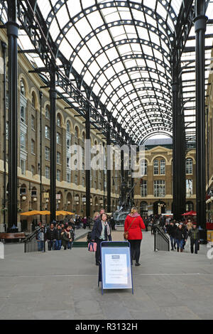 LONDON, Regno Unito - 23 novembre 2013: Hays Galleria Wharf con i turisti a Southwark a Londra, Regno Unito. Foto Stock