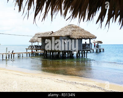 Bungalow Overwater sulla Baia di Isola di Roatan Foto Stock