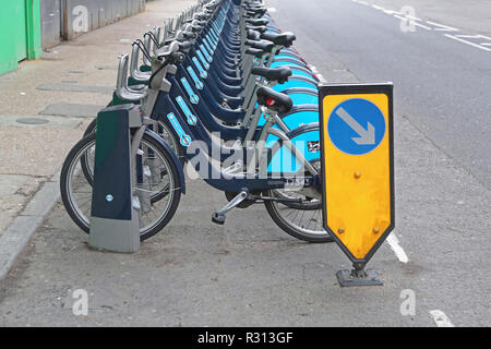 LONDON, Regno Unito - 16 novembre 2013: Ciclo schema di noleggio Rent a Bike a Street a Londra, Regno Unito. Foto Stock