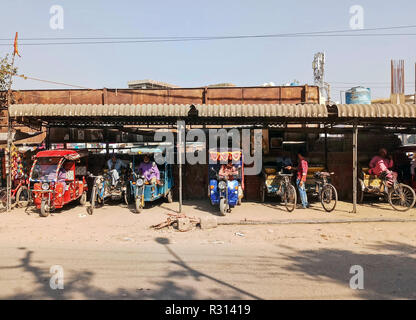 Chandigarh, Punjab (India). Xx Nov, 2018. In rickshaw driver sono visto in attesa per i clienti di Chandigarh.Chandigarh è una città e di un territorio dell'Unione in India che serve come la capitale dei due stati confinanti di Haryana e Punjab. Chandigarh è delimitata da parte dello stato del Punjab a nord, a ovest e a sud e per lo Stato di Haryana ad est. La popolazione di Chandigarh nell'anno 2018 come da dati stimati è 1,230,763. Credito: Saqib Majeed SOPA/images/ZUMA filo/Alamy Live News Foto Stock