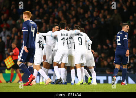 Hampden Park, Glasgow, Regno Unito. Xx Nov, 2018. La UEFA Nazioni League Football, Scozia contro Israele; Beram Kayal di Israele è circondato dai suoi compagni di squadra in festa dopo rendendo 1-0 a Israele in 9 minuti di credito: Azione Sport Plus/Alamy Live News Foto Stock