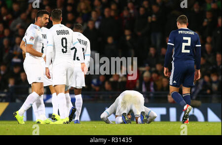 Hampden Park, Glasgow, Regno Unito. Xx Nov, 2018. La UEFA Nazioni League Football, Scozia contro Israele; Beram Kayal di Israele bacia la terra in festa dopo rendendo 1-0 a Israele in 9 minuti di credito: Azione Sport Plus/Alamy Live News Foto Stock