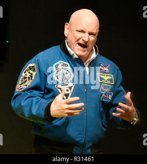 9 gennaio 2018 - Las Vegas, Nevada, Stati Uniti: Ex astronauta della NASA SCOTT KELLY parla del suo: un anno nello spazio, alla Nikon booth, durante il primo giorno del primo giorno del CES 2018 mostrano, lunedì. Credit: Gene Blevins/ZUMA filo/Alamy Live News Foto Stock