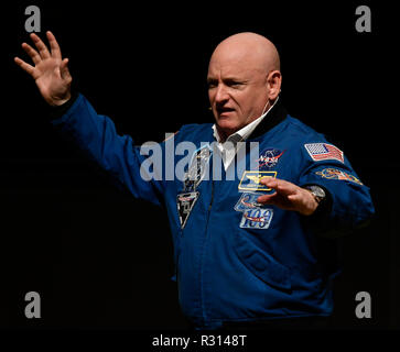 9 gennaio 2018 - Las Vegas, Nevada, Stati Uniti: Ex astronauta della NASA SCOTT KELLY parla del suo: un anno nello spazio, alla Nikon booth, durante il primo giorno del primo giorno del CES 2018 mostrano, lunedì. Credit: Gene Blevins/ZUMA filo/Alamy Live News Foto Stock