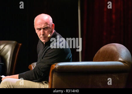 Kaiserslautern, Germania. Xx Nov, 2018. Mario Basler sorge sul palco del Kammgarn centro culturale. L'ex giocatore di calcio ha iniziato il tour del suo live show 'Basler Ballert' con questa prestazione. Credito: Oliver Dietze/dpa/Alamy Live News Foto Stock