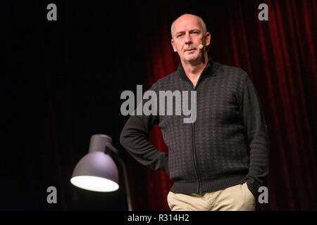 Kaiserslautern, Germania. Xx Nov, 2018. Mario Basler sorge sul palco del Kammgarn centro culturale. L'ex giocatore di calcio ha iniziato il tour del suo live show 'Basler Ballert' con questa prestazione. Credito: Oliver Dietze/dpa/Alamy Live News Foto Stock