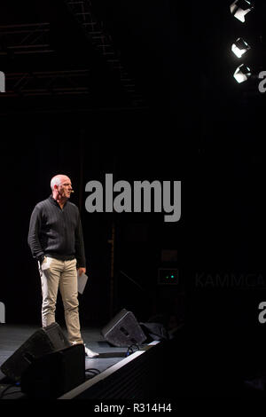 Kaiserslautern, Germania. Xx Nov, 2018. Mario Basler sorge sul palco del Kammgarn centro culturale. L'ex giocatore di calcio ha iniziato il tour del suo live show 'Basler Ballert' con questa prestazione. Credito: Oliver Dietze/dpa/Alamy Live News Foto Stock