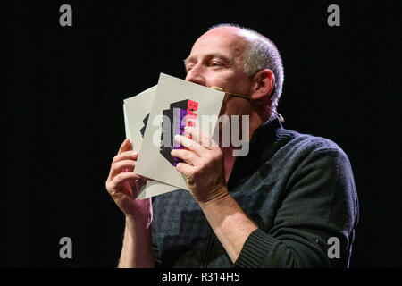 Kaiserslautern, Germania. Xx Nov, 2018. Mario Basler sorge sul palco del Kammgarn centro culturale. L'ex giocatore di calcio ha iniziato il tour del suo live show 'Basler Ballert' con questa prestazione. Credito: Oliver Dietze/dpa/Alamy Live News Foto Stock