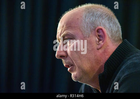 Kaiserslautern, Germania. Xx Nov, 2018. Mario Basler sorge sul palco del Kammgarn centro culturale. L'ex giocatore di calcio ha iniziato il tour del suo live show 'Basler Ballert' con questa prestazione. Credito: Oliver Dietze/dpa/Alamy Live News Foto Stock