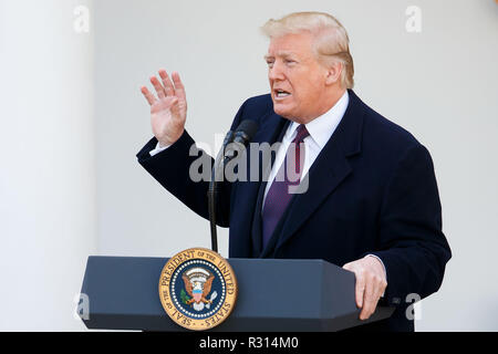 Washington, Stati Uniti d'America. Xx Nov, 2018. Stati Uniti Presidente Donald Trump parla durante la Nazionale del Ringraziamento Turchia perdonare cerimonia al Giardino delle Rose della Casa Bianca di Washington, DC, Stati Uniti, su nov. 20, 2018. Credito: Ting Shen/Xinhua/Alamy Live News Foto Stock