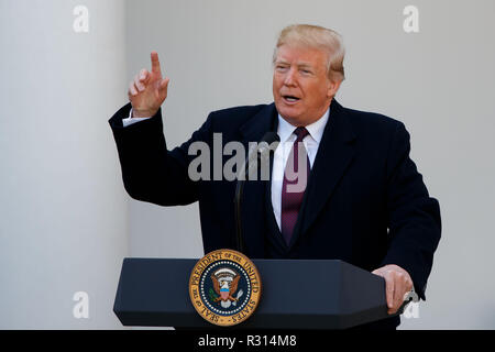 Washington, Stati Uniti d'America. Xx Nov, 2018. Stati Uniti Presidente Donald Trump parla durante la Nazionale del Ringraziamento Turchia perdonare cerimonia al Giardino delle Rose della Casa Bianca di Washington, DC, Stati Uniti, su nov. 20, 2018. Credito: Ting Shen/Xinhua/Alamy Live News Foto Stock