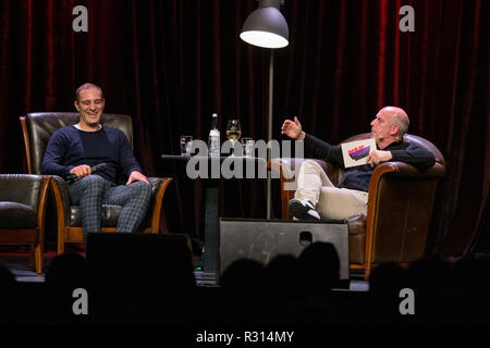 Kaiserslautern, Germania. Xx Nov, 2018. Mario Basler (r) si siede insieme con il suo ospite Marco Reich sul palco del Kulturzentrum Kammgarn. L'ex giocatore di calcio ha iniziato il tour del suo live show 'Basler Ballert' con questa prestazione. Credito: Oliver Dietze/dpa/Alamy Live News Foto Stock