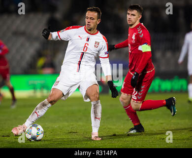 Stadion FK Partizan Belgrado, Serbia. Xx Nov, 2018. La UEFA Nazioni League Football, Serbia contro la Lituania; Nemanja Maksimovic di Serbia difende la palla da Fiodor Cernych di Lituania Credito: Azione Sport Plus/Alamy Live News Foto Stock