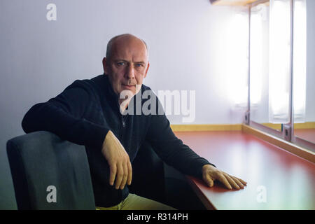 Kaiserslautern, Germania. Xx Nov, 2018. Mario Basler siede nel guardaroba del Kulturzentrum Kammgarn prima della sua performance. L'ex giocatore di calcio ha iniziato il tour del suo live show 'Basler Ballert' con questa prestazione. Credito: Oliver Dietze/dpa/Alamy Live News Foto Stock