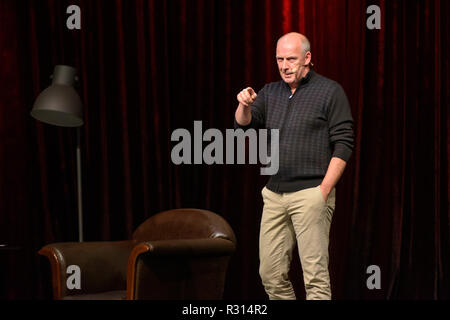 Kaiserslautern, Germania. Xx Nov, 2018. Mario Basler sorge sul palco del Kammgarn centro culturale. L'ex giocatore di calcio ha iniziato il tour del suo live show 'Basler Ballert' con questa prestazione. Credito: Oliver Dietze/dpa/Alamy Live News Foto Stock