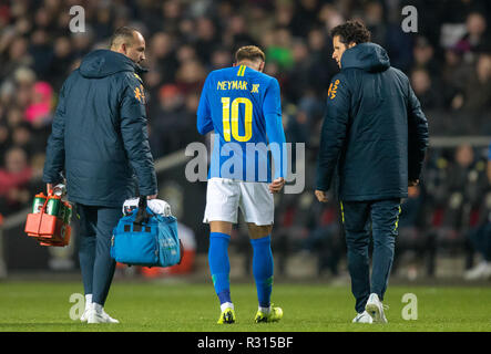 Milton Keynes, Regno Unito. Xx Novembre, 2018. Neymar (Parigi Saint-Germain) del Brasile lascia il passo ferito durante la partita internazionale tra il Brasile e il Camerun a stadium:mk, Milton Keynes, in Inghilterra il 20 novembre 2018. Foto di Andy Rowland. Credito: Andrew Rowland/Alamy Live News Foto Stock