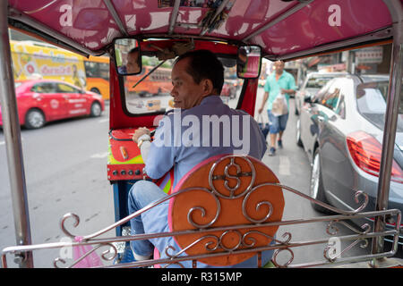 Bangkok, Pathum Thani, Thailandia. Xix Nov, 2018. Un triciclo il guidatore vede in Chinatown, Bangkok, Thailandia.La vita quotidiana in Bangkok capitale della Thailandia. Credito: Enzo Tomasiello SOPA/images/ZUMA filo/Alamy Live News Foto Stock