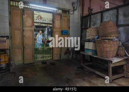 Bangkok, Pathum Thani, Thailandia. Xix Nov, 2018. Signora visto nella sua casa di Chinatown, Bangkok, Thailandia.La vita quotidiana in Bangkok capitale della Thailandia. Credito: Enzo Tomasiello SOPA/images/ZUMA filo/Alamy Live News Foto Stock