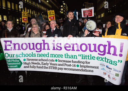 Londra, Regno Unito. Xx Novembre, 2018. John McDonnell, Cancelliere ombra e Kevin Courtney, comune Segretario generale dell'Educazione nazionale europea (neu), unire il personale educativo, i genitori, i governatori, i consiglieri, MPS e gli studenti che prendono parte nel mese di marzo per il settore dell'istruzione per protestare contro la crisi di finanziamento dell'istruzione, l'assunzione di personale e di ritenzione di retribuzione. Credito: Mark Kerrison/Alamy Live News Foto Stock