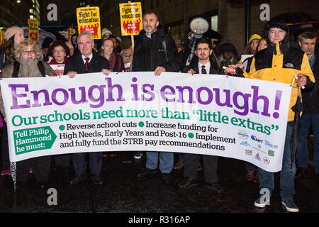 Londra, Regno Unito. Xx Novembre, 2018. John McDonnell, Cancelliere ombra e Kevin Courtney, comune Segretario generale dell'Educazione nazionale europea (neu), unire il personale educativo, i genitori, i governatori, i consiglieri, MPS e gli studenti che prendono parte nel mese di marzo per il settore dell'istruzione per protestare contro la crisi di finanziamento dell'istruzione, l'assunzione di personale e di ritenzione di retribuzione. Credito: Mark Kerrison/Alamy Live News Foto Stock