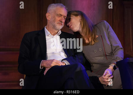 Londra, Regno Unito. Xx Novembre, 2018. Leader dell opposizione Jeremy Corbyn e Shadow istruzione Segretario Angela Rayneri partecipare a marzo per l'istruzione rally per protestare contro la crisi di finanziamento dell'istruzione, l'assunzione di personale e di ritenzione di retribuzione. Credito: Mark Kerrison/Alamy Live News Foto Stock