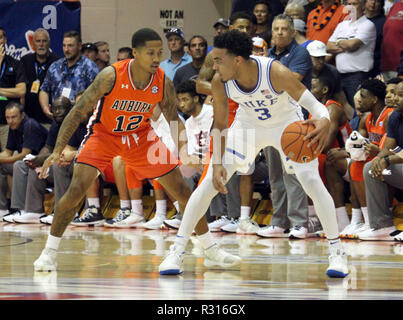 Novembre 17, 2018 - Auburn Tigers guard J'Von McCormick #12 difende contro il duca diavoli blu guard Tre Jones #3 durante un Maui Invitational gioco tra il duca diavoli blu e la Auburn Tigers in Lahaina Civic Center in Lahaina, Maui, HI - Michael Sullivan/CSM Foto Stock