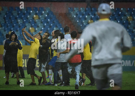 Andare - Goiania - 20/11/2018 - squadra amichevole sotto 20, Brasile x Colombia - Torcida invaso il campo dopo la partita tra Brasile e Colombia nell'Olimpico per il cordiale sub 20. Foto: Andre Borges / AGIF Foto Stock
