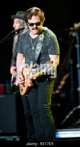 11 maggio 2018 - Raleigh, North Carolina, Stati Uniti d'America - il cantante Tom Johnston della DOOBIE BROTHERS suona dal vivo come loro 2018 tour farà tappa al costiero Credit Union Parco della Musica a Walnut Creek si trova in Raleigh Copyright 2018 Jason Moore. Credito: Jason Moore/ZUMA filo/Alamy Live News Foto Stock