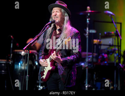 11 maggio 2018 - Raleigh, North Carolina, Stati Uniti d'America - musicista PATRICK Simmons dell'DOOBIE BROTHERS suona dal vivo come loro 2018 tour farà tappa al costiero Credit Union Parco della Musica a Walnut Creek si trova in Raleigh Copyright 2018 Jason Moore. Credito: Jason Moore/ZUMA filo/Alamy Live News Foto Stock