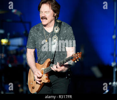 11 maggio 2018 - Raleigh, North Carolina, Stati Uniti d'America - il cantante Tom Johnston della DOOBIE BROTHERS suona dal vivo come loro 2018 tour farà tappa al costiero Credit Union Parco della Musica a Walnut Creek si trova in Raleigh Copyright 2018 Jason Moore. Credito: Jason Moore/ZUMA filo/Alamy Live News Foto Stock