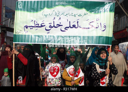 Srinagar Kashmir. 21 Novembre, 2018. I bambini della scuola di slogan religiosi che prendono parte all'Eid-Milad - ONU - Nabi celebrazioni in occasione del Profeta Mohammad anniversario di nascita.il suo anniversario di nascita è commemorato nel terzo mese del calendario islamico Rabi' al-awwal Credito: sofi suhail/Alamy Live News Foto Stock