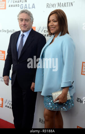 NEW YORK, NY - 08 Maggio: Robert De Niro, Grace Hightower assiste la quarantaquattresima Chaplin Award Gala a David H. Koch teatro presso il Lincoln Center a Maggio 8, 2017 in New York City People: Robert De Niro, Grace Hightower Foto Stock