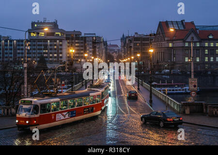 Praga. Xx Nov, 2018. Foto scattata il 9 novembre 20, 2018 mostra la vista notturna di Praga, capitale della Repubblica ceca. Una città storica, la capitale della Repubblica ceca è decorata con molti monumenti medievali. Lungo il fiume Voltava, la Città Vecchia, la Città Bassa e la Città Nuova sono state costruite tra l'XI e il XVIII secolo. Il centro storico di Praga è stata inclusa nella Lista del Patrimonio Mondiale dell'UNESCO nel 1992. Credito: Zheng Huansong/Xinhua/Alamy Live News Foto Stock