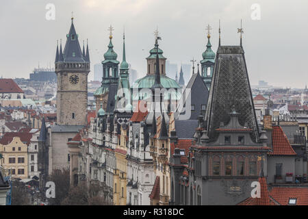 Praga, Repubblica Ceca. Xix Nov, 2018. Le guglie di edifici sono visibili nella Città Vecchia di Praga, capitale della Repubblica ceca, nov. 19, 2018. Una città storica, la capitale della Repubblica ceca è decorata con molti monumenti medievali. Lungo il fiume Voltava, la Città Vecchia, la Città Bassa e la Città Nuova sono state costruite tra l'XI e il XVIII secolo. Il centro storico di Praga è stata inclusa nella Lista del Patrimonio Mondiale dell'UNESCO nel 1992. Credito: Zheng Huansong/Xinhua/Alamy Live News Foto Stock