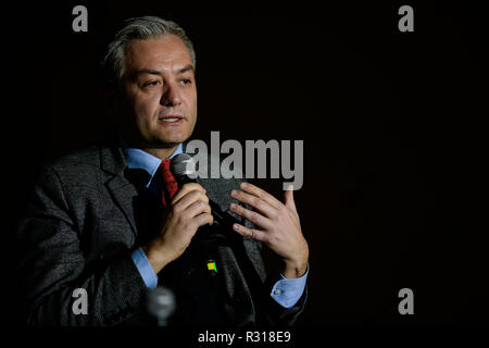 Cracovia in Polonia. Xx Nov, 2018. Robert Biedron, un polacco attivista LGBT, politico ed ex sindaco di Slupsk visto parlando durante gli occhi aperti Summit.Robert Biedron, è stato il primo apertamente gay sindaco mai in Polonia. Nel settembre 2018, ha lanciato il suo movimento senza nome e la sua prima prova elettorale saranno elezioni europee del prossimo maggio, seguito dal polacco elezioni parlamentari nel corso dell'anno e le elezioni presidenziali nel 2020. Credito: Omar Marques/SOPA Immagini/ZUMA filo/Alamy Live News Foto Stock