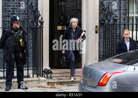 Londra, Regno Unito. 21 Novembre, 2018. Il primo ministro Theresa Maggio lascia 10 di Downing Street per frequentare il primo ministro di domande in House of Commons il giorno in cui essa è prevista per il viaggio a Bruxelles per partecipare a discussioni con Jean Claude Juncker, Presidente della Commissione europea in merito a una dichiarazione politica di accompagnare il ritiro dell'Unione europea accordo. Credito: Mark Kerrison/Alamy Live News Foto Stock