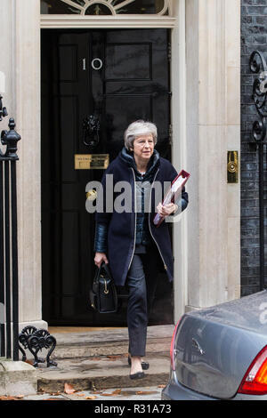 Londra, Regno Unito. 21 Novembre, 2018. Il primo ministro Theresa Maggio lascia 10 di Downing Street per frequentare il primo ministro di domande in House of Commons il giorno in cui essa è prevista per il viaggio a Bruxelles per partecipare a discussioni con Jean Claude Juncker, Presidente della Commissione europea in merito a una dichiarazione politica di accompagnare il ritiro dell'Unione europea accordo. Credito: Mark Kerrison/Alamy Live News Foto Stock