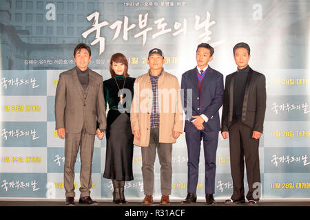 Eh Joon-Ho, Kim Hye-Soo Choi Kook-Hee, Yoo Ah-In e Cho Woo-Jin, Nov 19, 2018 : i Cast Members Huh Joon-Ho (L), Kim Hye-Soo (2 L), Yoo Ah-In (seconda R) e Cho Woo-Jin (R) pongono con regista Choi Kook-Hee durante una conferenza stampa dopo un premere anteprima del loro nuovo sud coreano movie 'Default' a Seul, in Corea del Sud. 'Default' indica un momento difficile per la Corea del Sud quando era sull'orlo del fallimento durante la crisi finanziaria asiatica del 1997. Attore francese Vincent Cassel svolge il ruolo di direttore generale del Fondo monetario internazionale (FMI). (Foto di Lee Jae-Won/AFLO) (SUD KORE Foto Stock