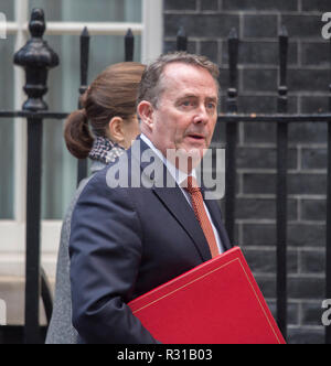 A Downing Street, Londra, Regno Unito. 21 Novembre, 2018. Liam Fox, segretario di Stato per il commercio internazionale, arriva a Downing Street prima di PM Theresa Maggio si allontana per PMQs. Credito: Malcolm Park/Alamy Live News.. Credito: Malcolm Park/Alamy Live News. Foto Stock