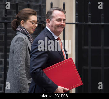 A Downing Street, Londra, Regno Unito. 21 Novembre, 2018. Liam Fox, segretario di Stato per il commercio internazionale, arriva a Downing Street prima di PM Theresa Maggio si allontana per PMQs. Credito: Malcolm Park/Alamy Live News.. Credito: Malcolm Park/Alamy Live News. Foto Stock