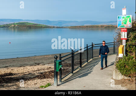 Bantry, West Cork, Irlanda. Xxi Nov, 2018. Un uomo cammina lungo il Loop Beicín in Bantry su una bella giornata d'autunno. Il giorno continuerà ad essere soleggiata con alti da 5 a 8°C. Credito: Andy Gibson/Alamy Live News. Foto Stock