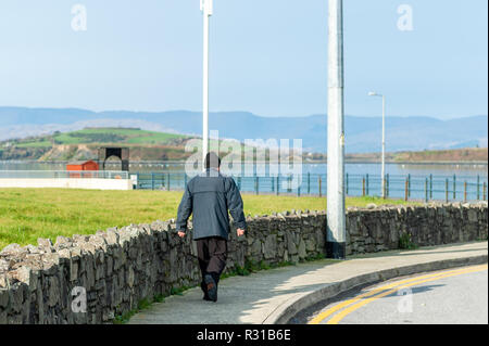 Bantry, West Cork, Irlanda. Xxi Nov, 2018. Un uomo cammina lungo il Loop Beicín in Bantry su una bella giornata d'autunno. Il giorno continuerà ad essere soleggiata con alti da 5 a 8°C. Credito: Andy Gibson/Alamy Live News. Foto Stock