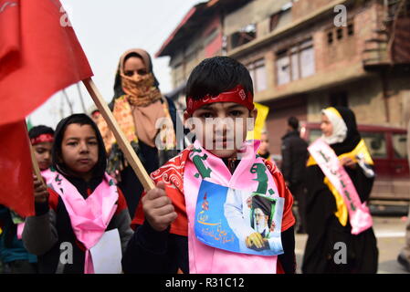 Novembre 21, 2018 - Srinagar, Jammu e Kashmir India - Kashmir un musulmano sciita studente si vede guardando su durante un marzo rally marcatura Eid-i-Milad-ONU-Nabi, l anniversario della nascita del Profeta Muhammad (PBSL).i Musulmani in tutto il mondo celebra l'Eid-e-Milad-ONU-Nabi, l anniversario della nascita del profeta Maometto su 12 Rabil ul Awal, un mese del calendario islamico che cade il 21 novembre 2018. Credito: Idrees Abbas SOPA/images/ZUMA filo/Alamy Live News Foto Stock