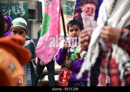 Del kashmir musulmano sciita studente si vede guardando su durante un marzo rally marcatura Eid-i-Milad-ONU-Nabi, l anniversario della nascita del Profeta Muhammad (PBSL). I musulmani in tutto il mondo celebra l'Eid-e-Milad-ONU-Nabi, l anniversario della nascita del profeta Maometto su 12 Rabil ul Awal, un mese del calendario islamico che cade il 21 novembre 2018. Foto Stock