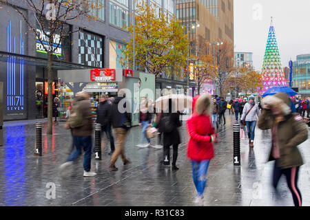Liverpool ONE e Merseyside. Xxi Nov 2018. Regno Unito: Meteo bagnato, freddo, blustery e cucire a sopraggitto come la città del distretto di vendita al dettaglio, con decorazioni di Natale & tree, prepara per uno dei giorni più trafficato dell'anno come il conto alla rovescia per occupato Venerdì nero inizia.. Credito; MediaWorldImages/AlamyLiveNews. Foto Stock