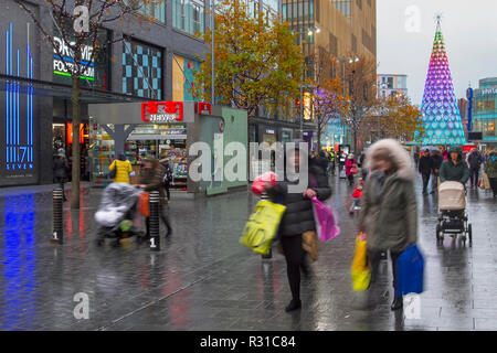 Liverpool ONE e Merseyside. Xxi Nov 2018. Regno Unito: Meteo bagnato, freddo, blustery e cucire a sopraggitto come la città del distretto di vendita al dettaglio, con decorazioni di Natale & tree, prepara per uno dei giorni più trafficato dell'anno come il conto alla rovescia per occupato Venerdì nero inizia a. Credito; MediaWorldImages/AlamyLiveNews. Foto Stock